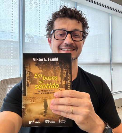Cezar Cattani segurando o livro Em busca de sentido, de Viktor E. Frankl