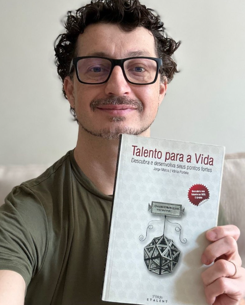 Cezar Cattani segurando o livro Talento para a Vida, de Jorge Matos e Vânia Portela
