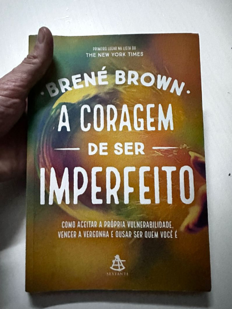 Cezar Cattani segurando o livro A Coragem de Ser Imperfeito, de Brené Brown