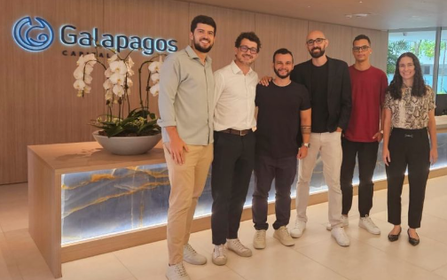 Equipe reunida no lobby da Galapagos Capital com parceiros Pipefy e Newfy
