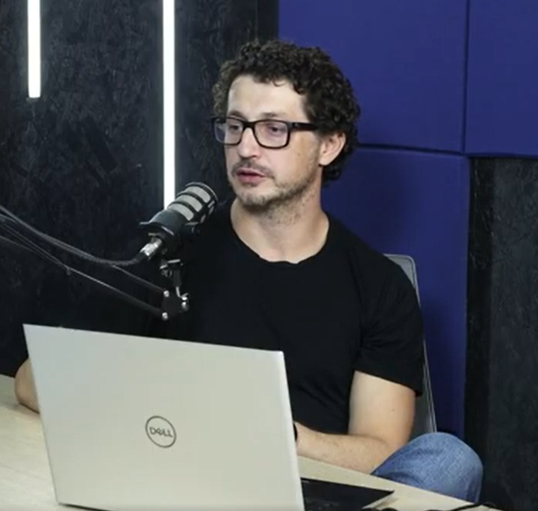 Cezar Cattani durante gravação de podcast com Guaracy Silveira