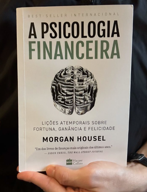 Cezar Cattani segurando o livro A Psicologia Financeira, de Morgan Housel