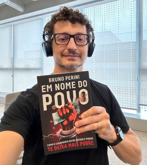Cezar Cattani segurando o livro Em Nome do Povo, de Bruno Perini