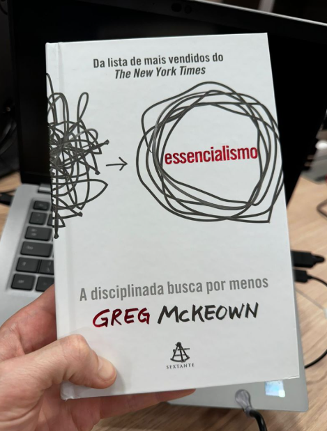 Cezar Cattani segurando o livro Essencialismo, de Greg McKeown