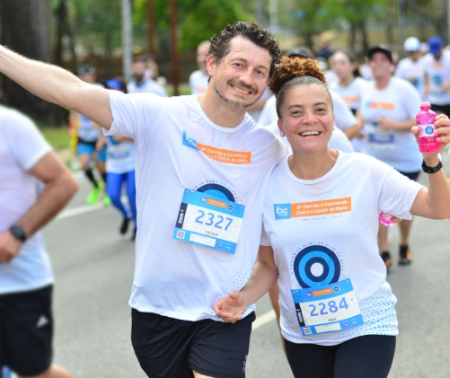 Cezar Cattani em corrida de rua ao lado de companheira de equipe