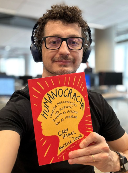 Cezar Cattani segurando o livro Humanocracia, de Gary Hamel e Michele Zanini