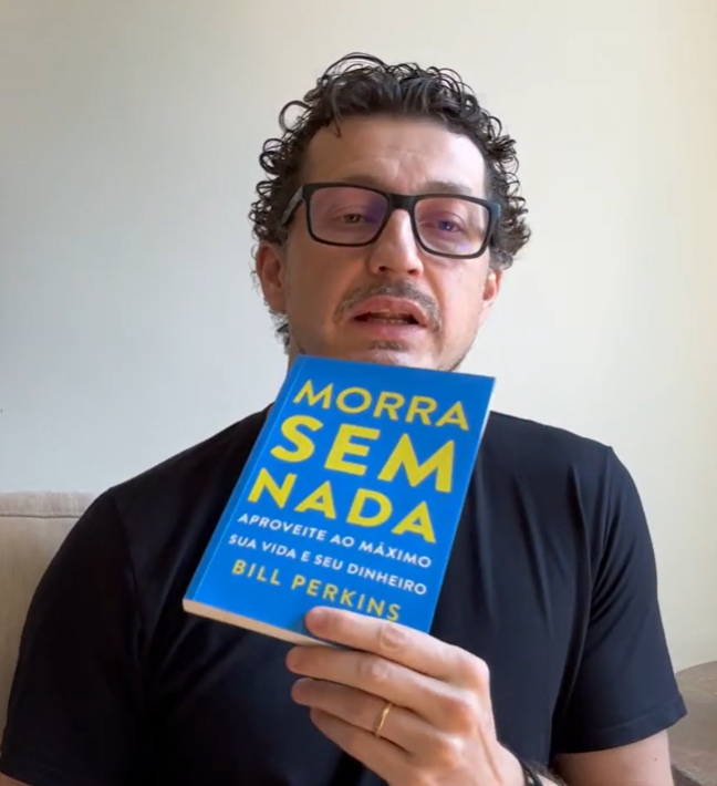 Cezar Cattani ao lado do livro Morra Sem Nada, de Bill Perkins